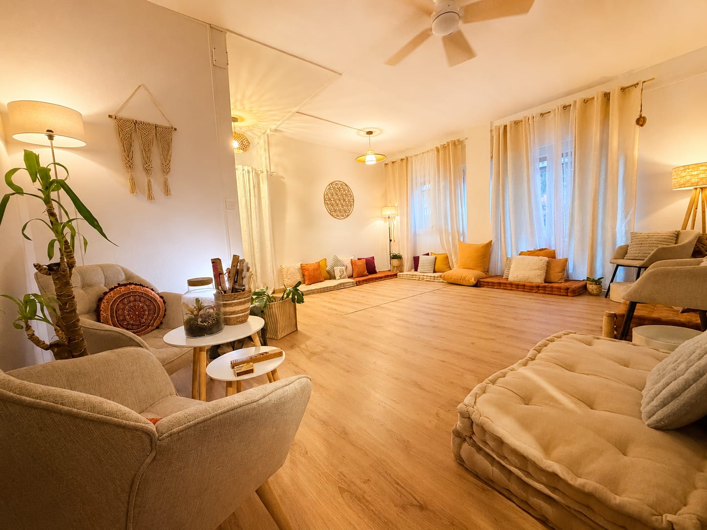 Sala grande de Espai Entre Vidas preparada con futones y cojines